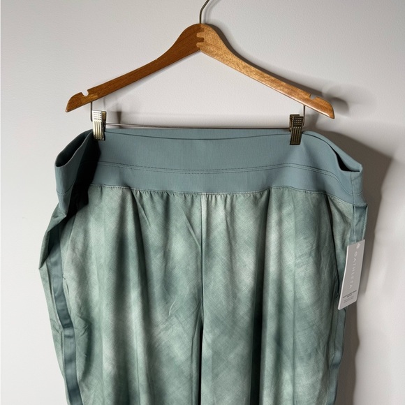 NWT Athleta Nolita Slim Tapered Print Crop Athletic Jogger Pants - Picture 4 of 10